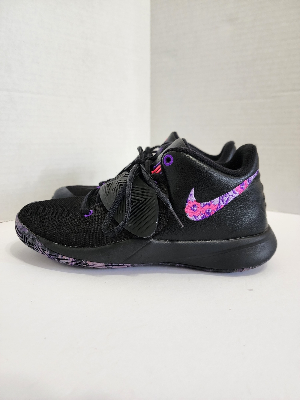 Nike Kyrie Flytrap 3 GS Floral Swoosh Basketball Shoes Black 6Y FLAW READ DESC